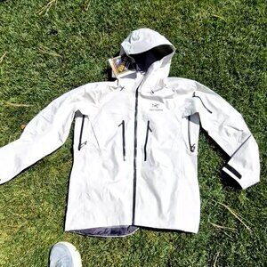 Arcteryx Alpha SV Jacket Ivory Mens Large
